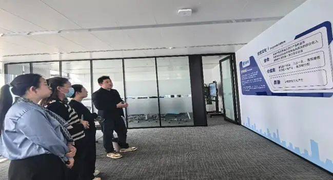 鄭州軟件開發(fā)人才新篇章 大數(shù)據(jù)與人工智能學(xué)院教師赴帆軟軟件鄭州辦事處開展訪企拓崗專項(xiàng)活動(dòng)